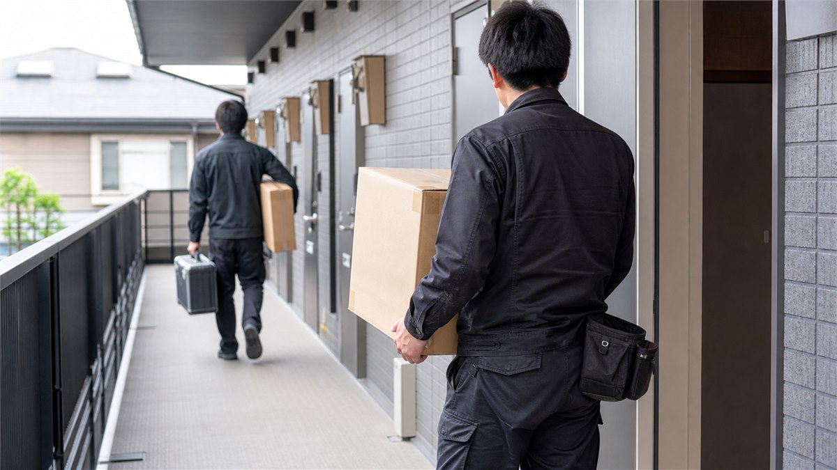 複数戸の設備交換に向かう施工スタッフ