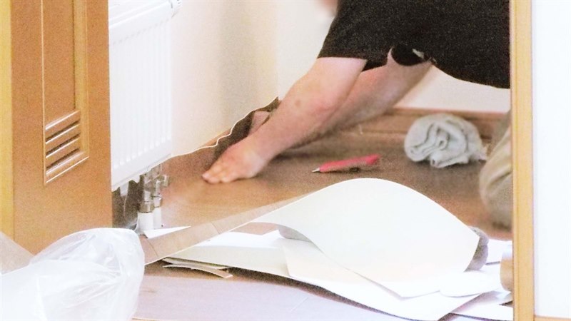 内装材を張り替える施工スタッフ