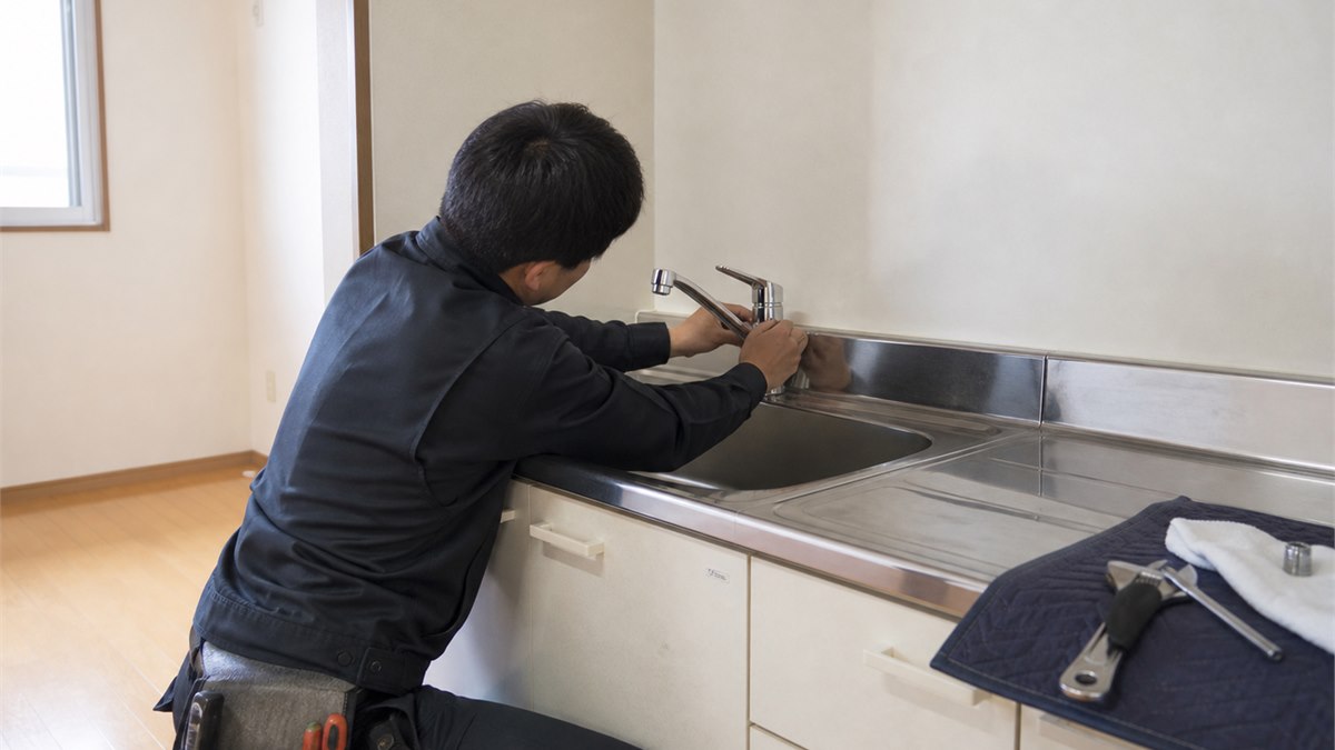 賃貸住宅の水栓を交換する施工スタッフ