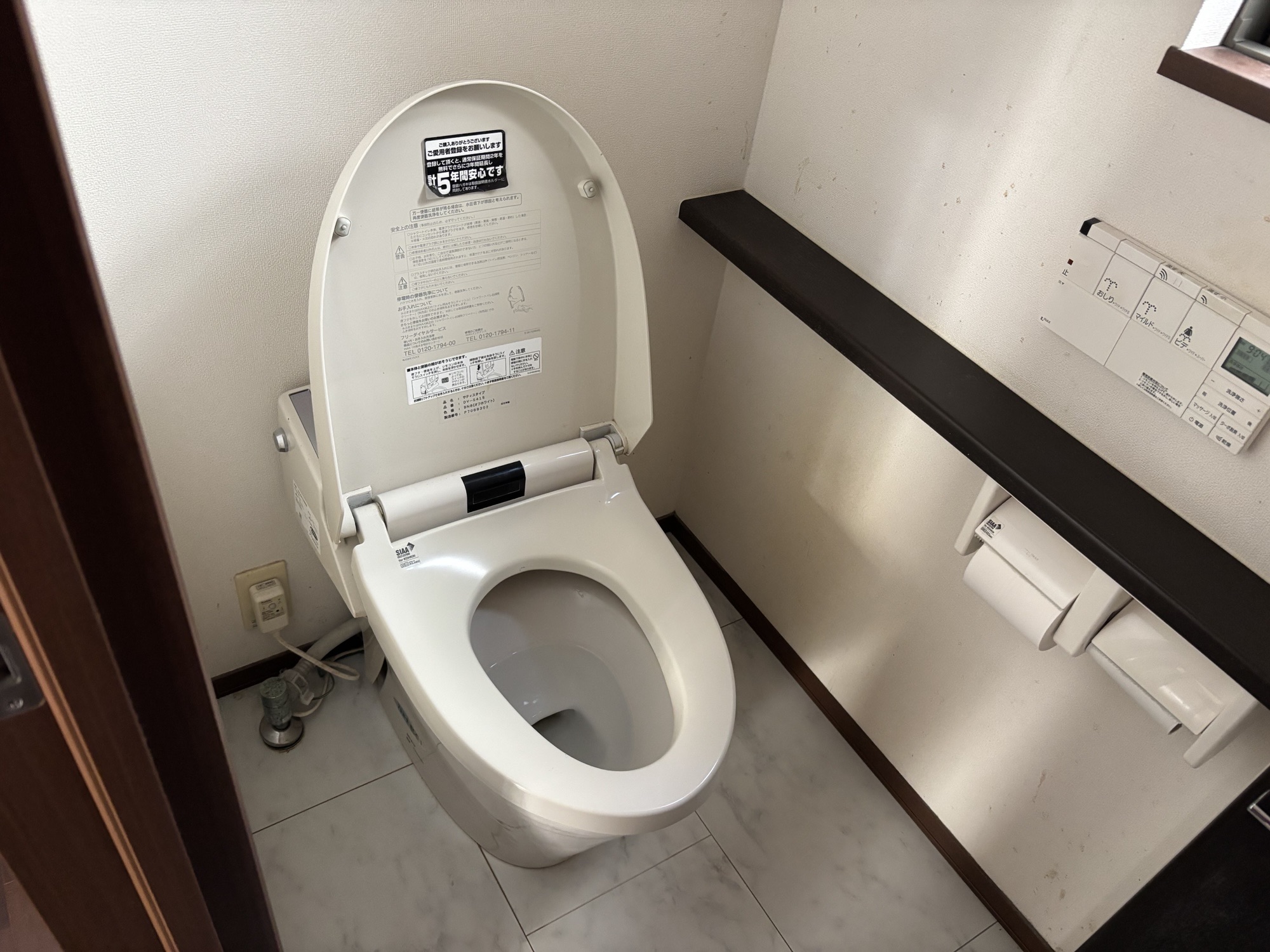 大分市I様邸トイレ交換・クロス張替　ピュアレストQR+SS2交換施工事例工事前写真