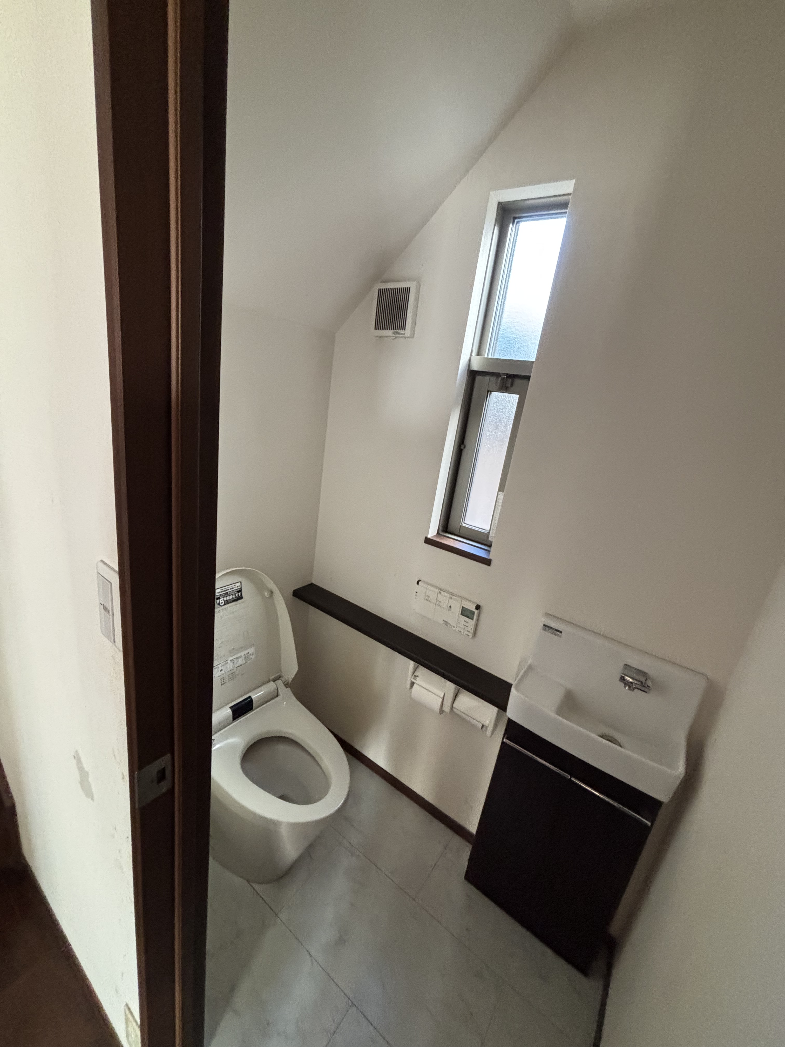 大分市I様邸トイレ交換・クロス張替　ピュアレストQR+SS2交換施工事例工事前写真2