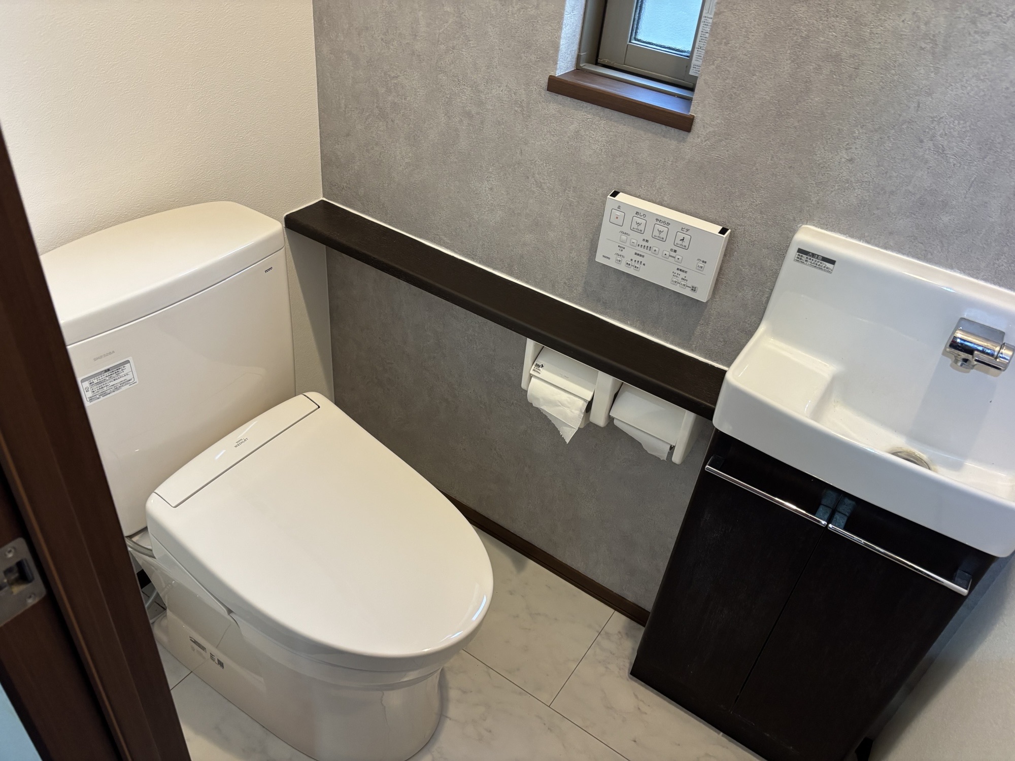 大分市I様邸トイレ交換・クロス張替　ピュアレストQR+SS2交換施工事例工事後写真