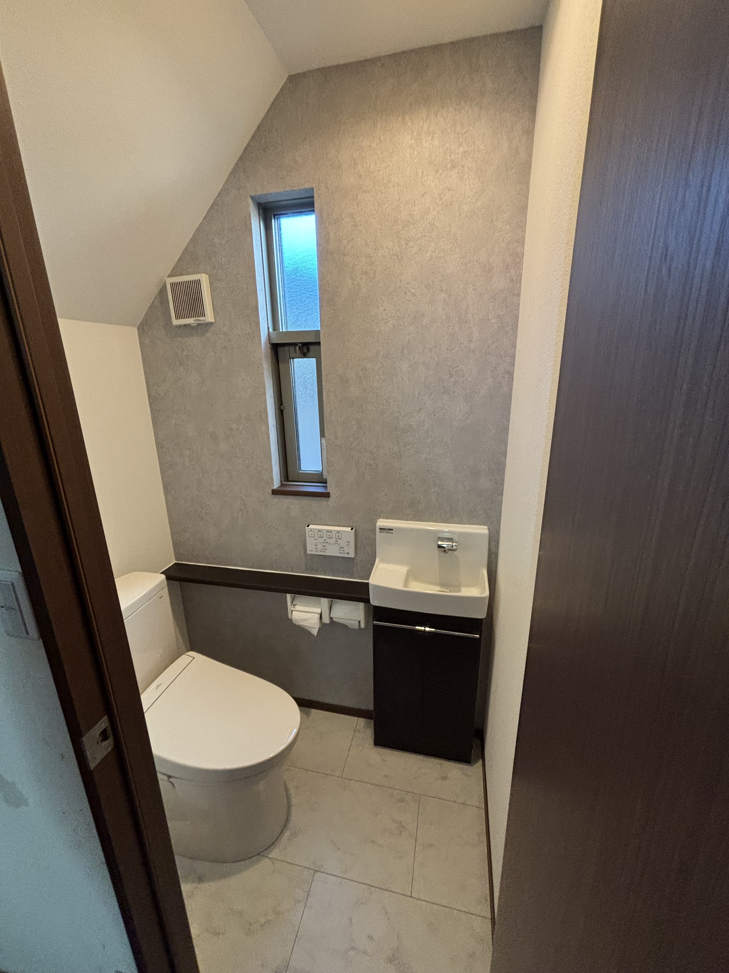 大分市I様邸トイレ交換・クロス張替　ピュアレストQR+SS2交換施工事例工事後写真2