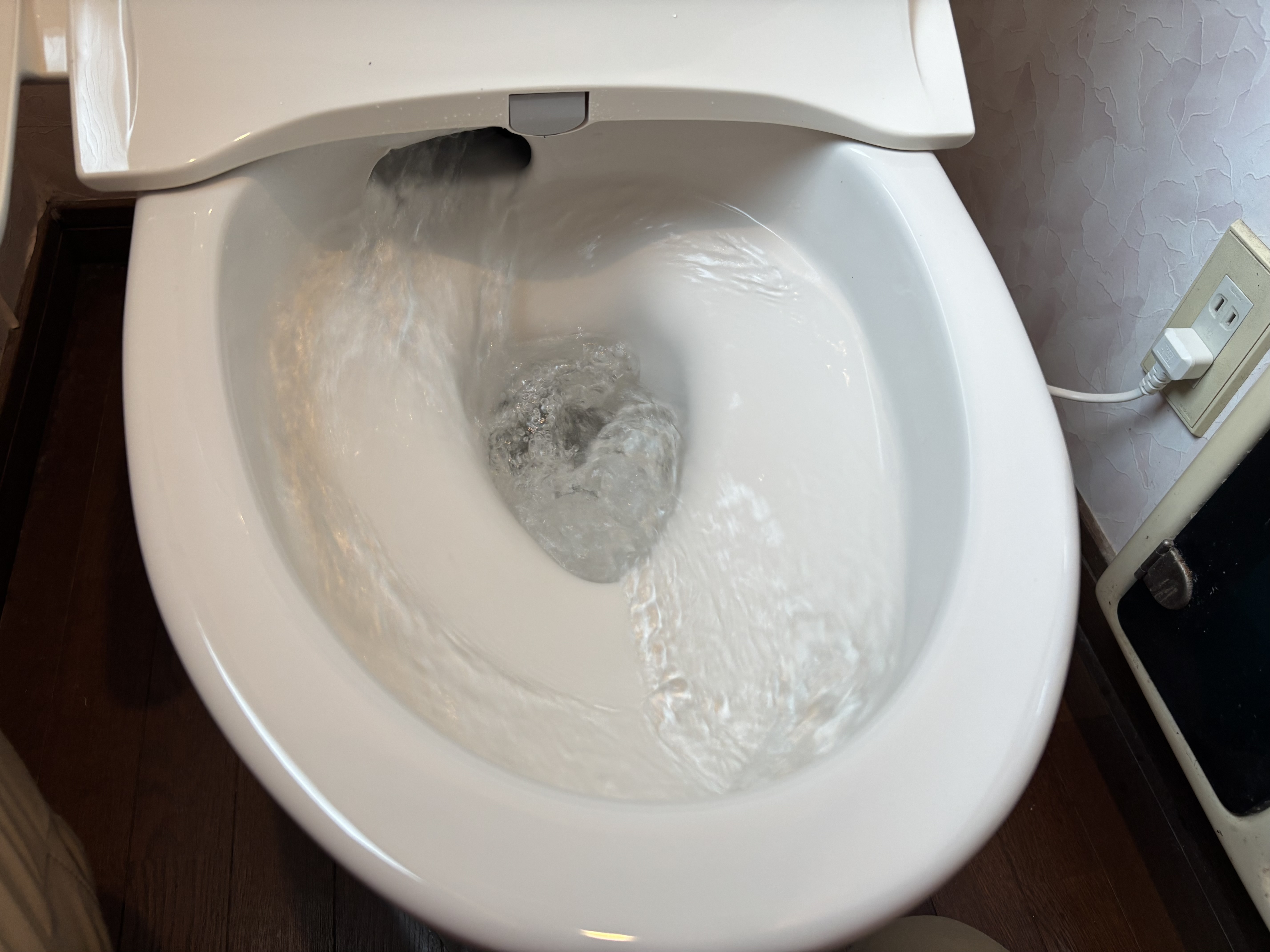 大分市N様邸トイレ交換施工事例 LIXIL便器・タンク、パナソニック温水洗浄便座工事後写真2