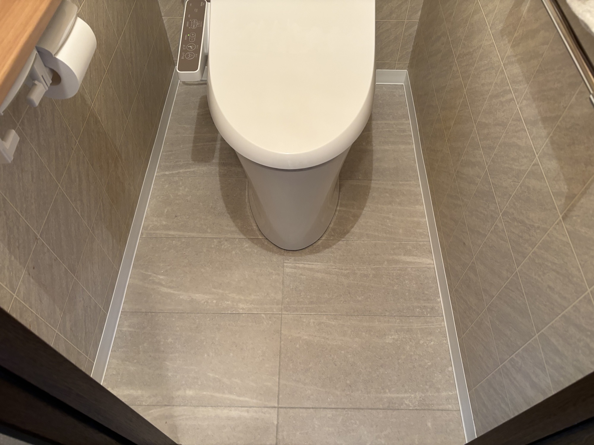 大分市K様邸トイレ交換施工事例 LIXILアメージュ便器リトイレ+LIXIL CW-D11工事後写真2