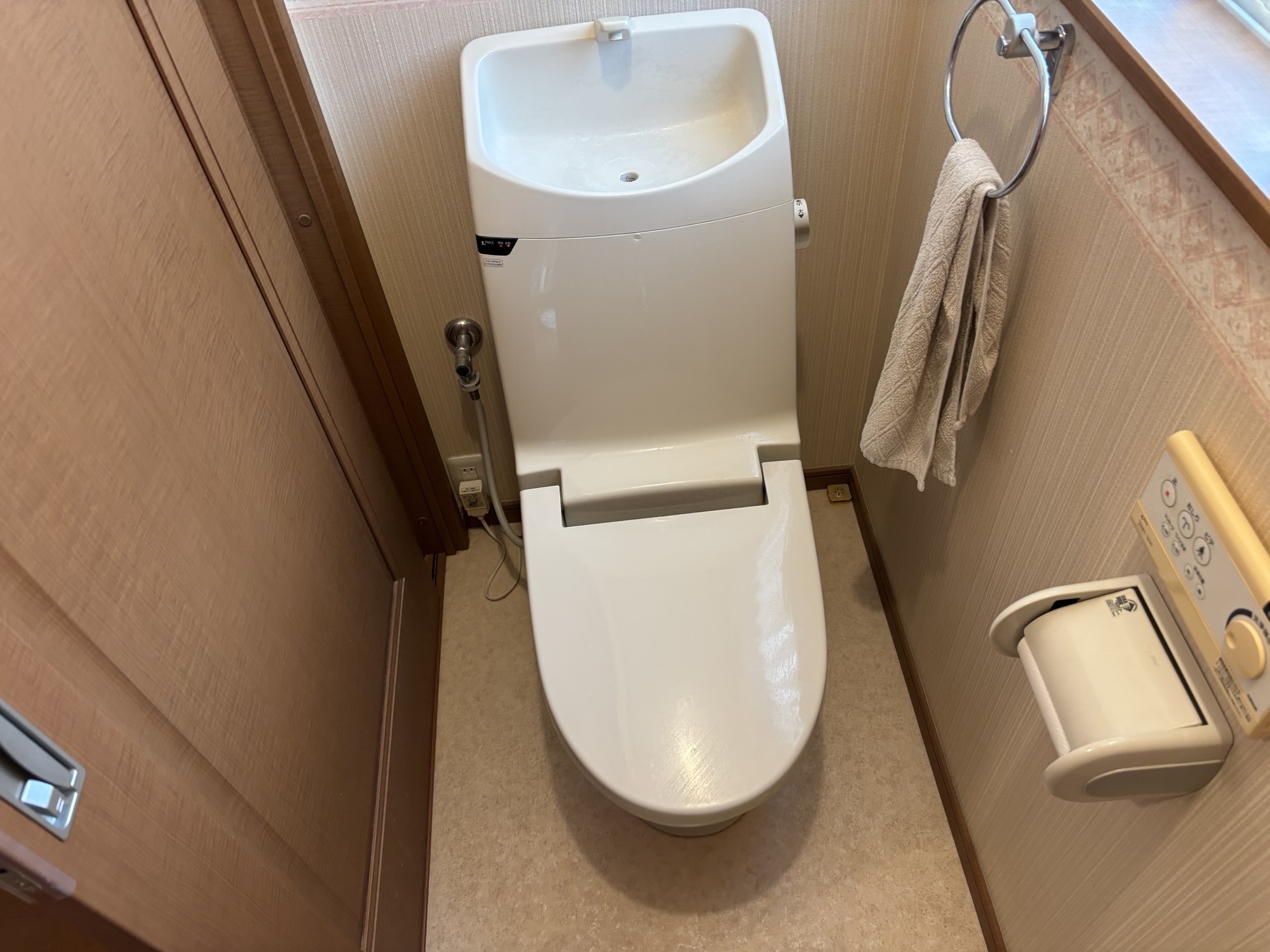 大分市W様邸一体型便座機能部交換工事施工事例　LIXILアメージュシャワートイレ機能部工事前写真