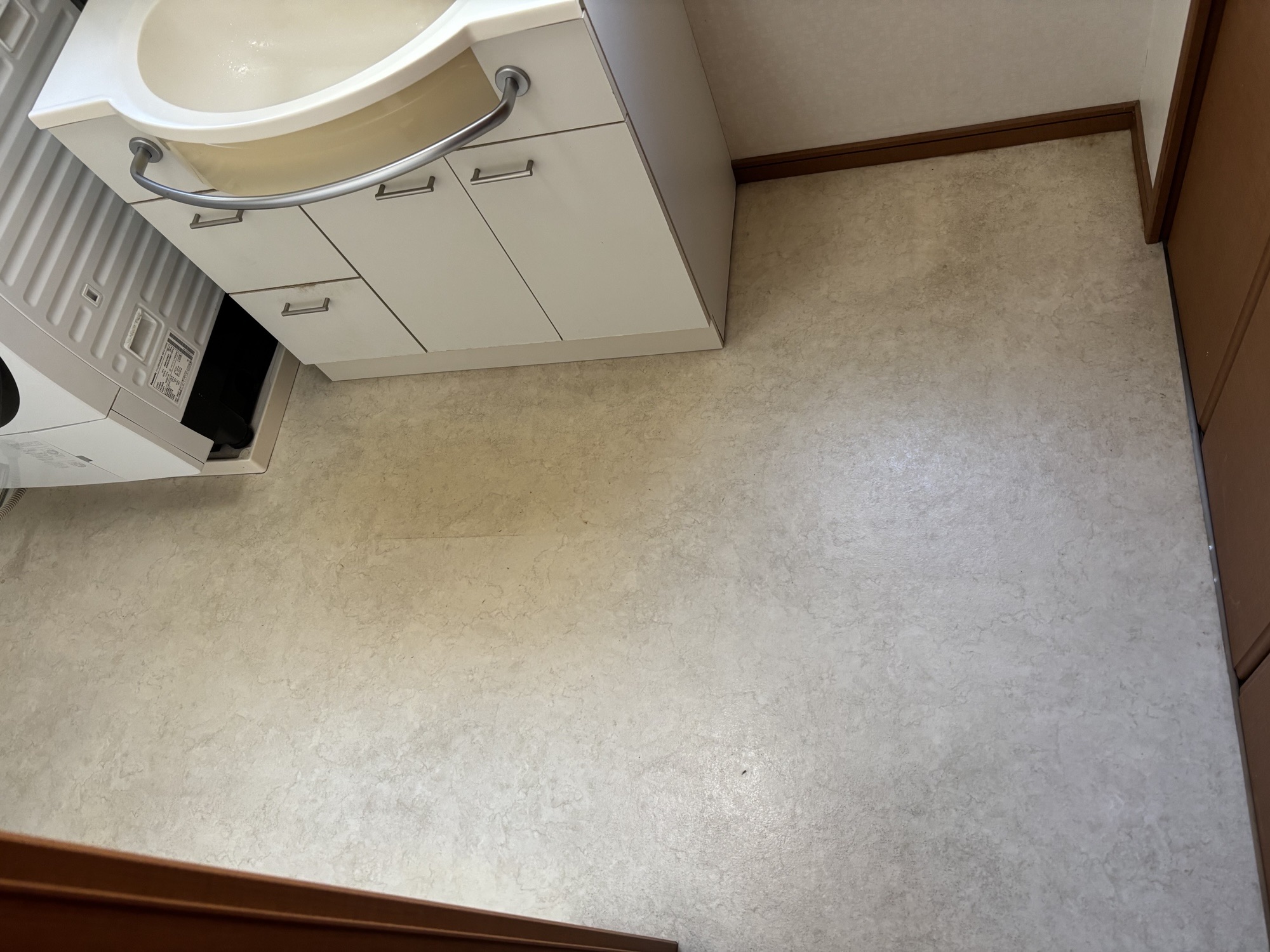 大分市W様邸洗面所改修工事 洗面台交換・床フロア張替工事前写真2