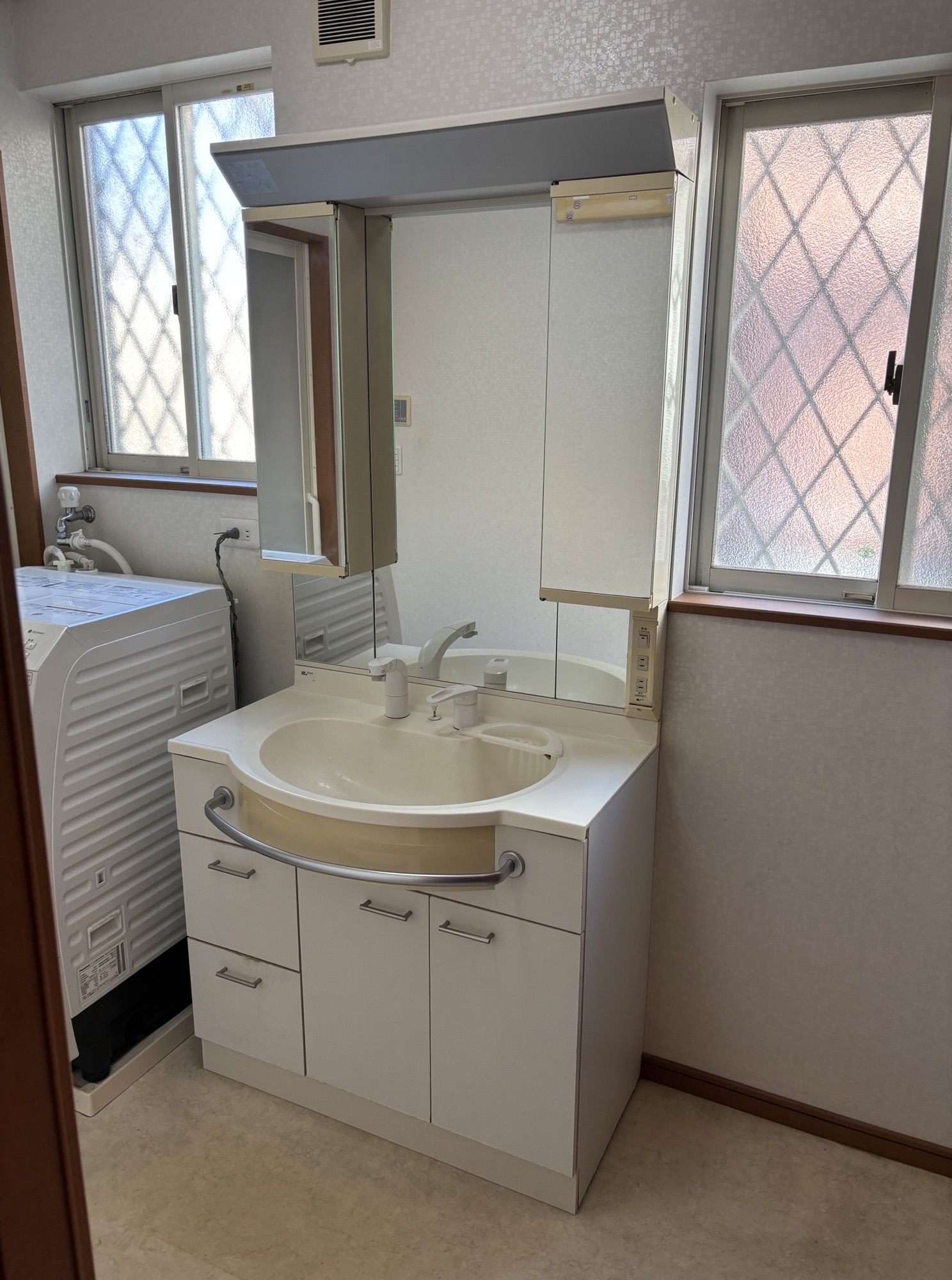 大分市W様邸洗面所改修工事 洗面台交換・床フロア張替工事前写真