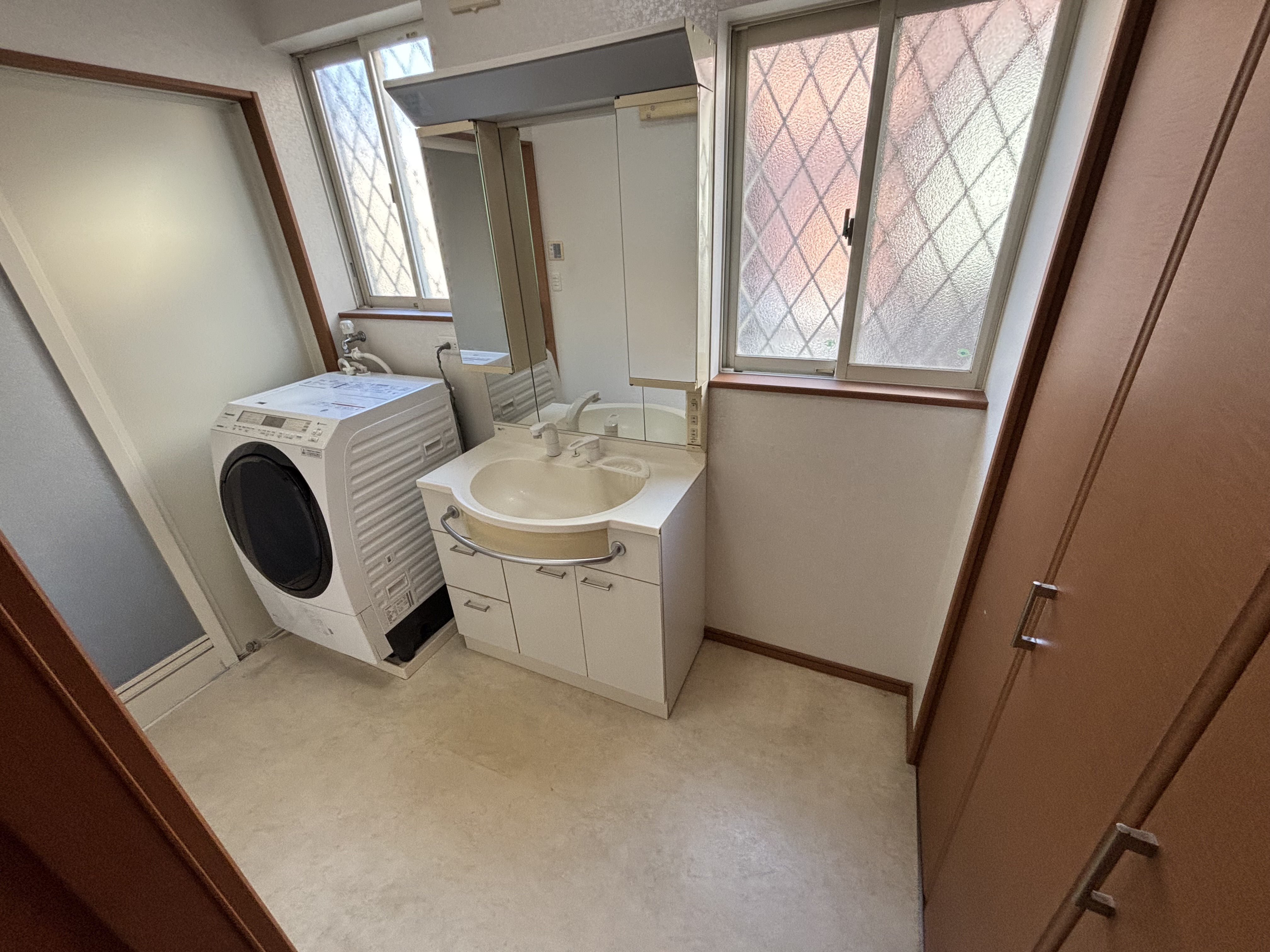 大分市W様邸洗面所改修工事 洗面台交換・床フロア張替工事前写真3