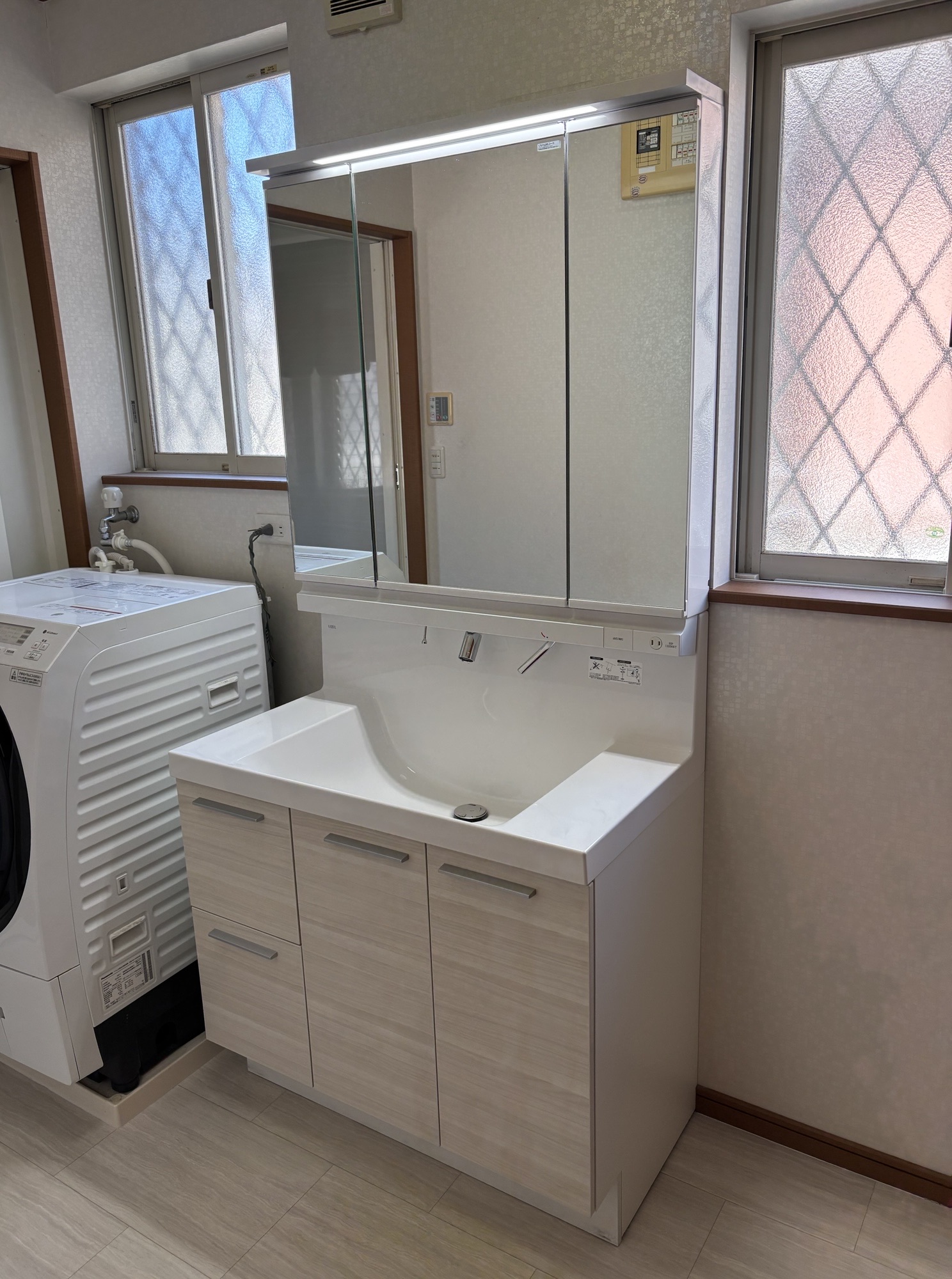 大分市W様邸洗面所改修工事 洗面台交換・床フロア張替工事後写真