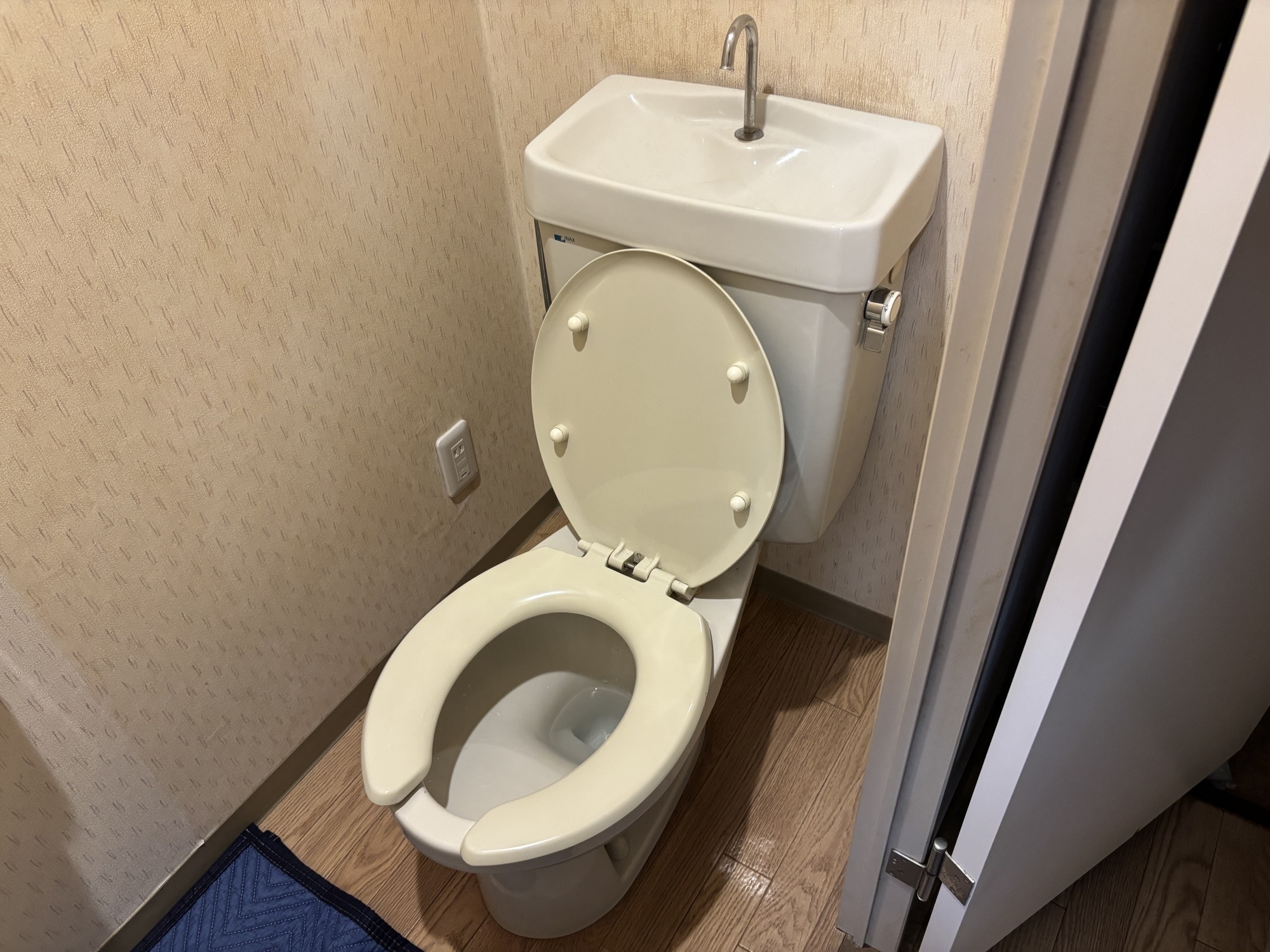 大分市G様邸トイレ交換工事前写真