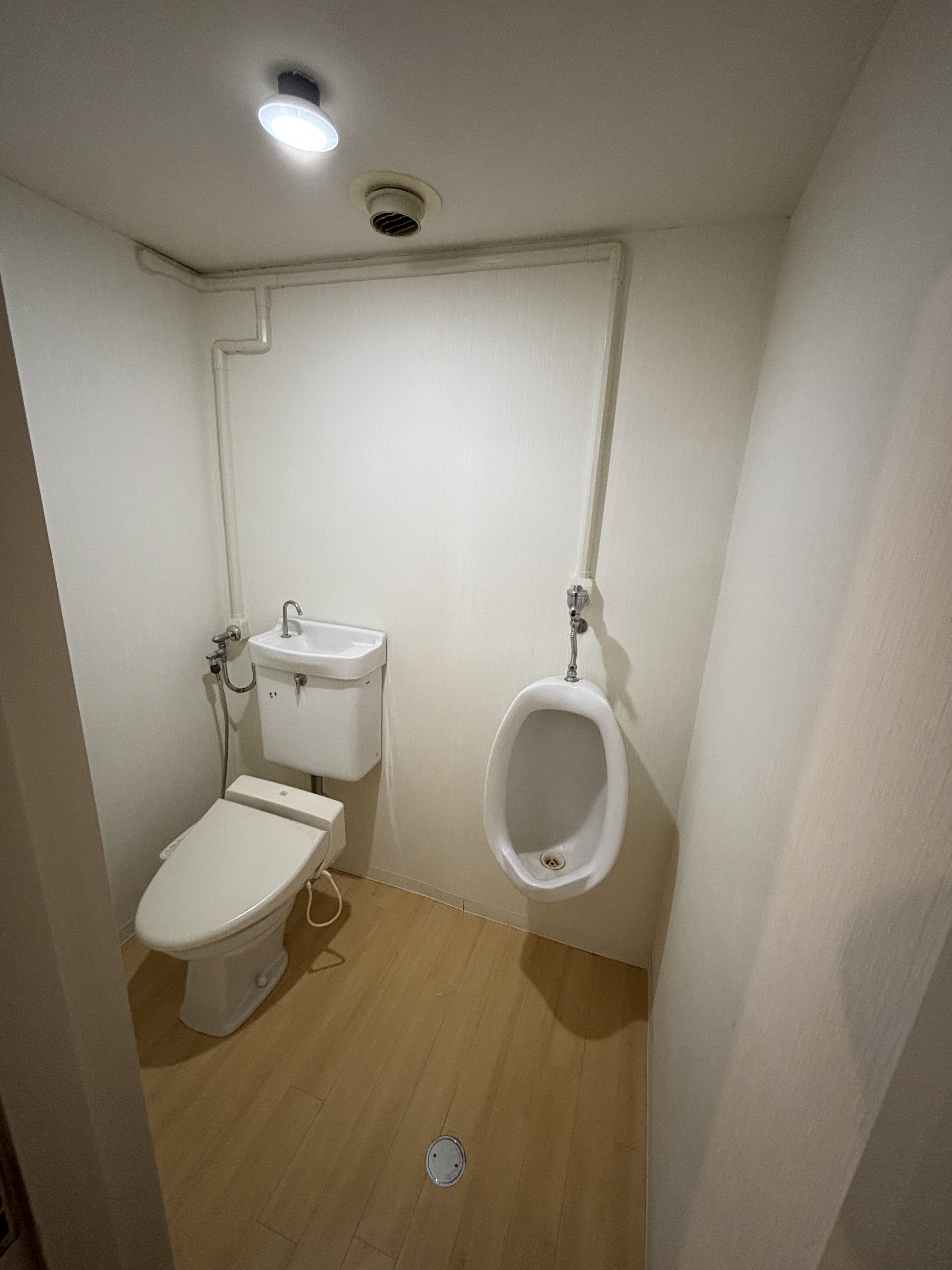 大分市I様邸トイレリフォーム　洋便器交換、内装パック、換気口交換工事前写真