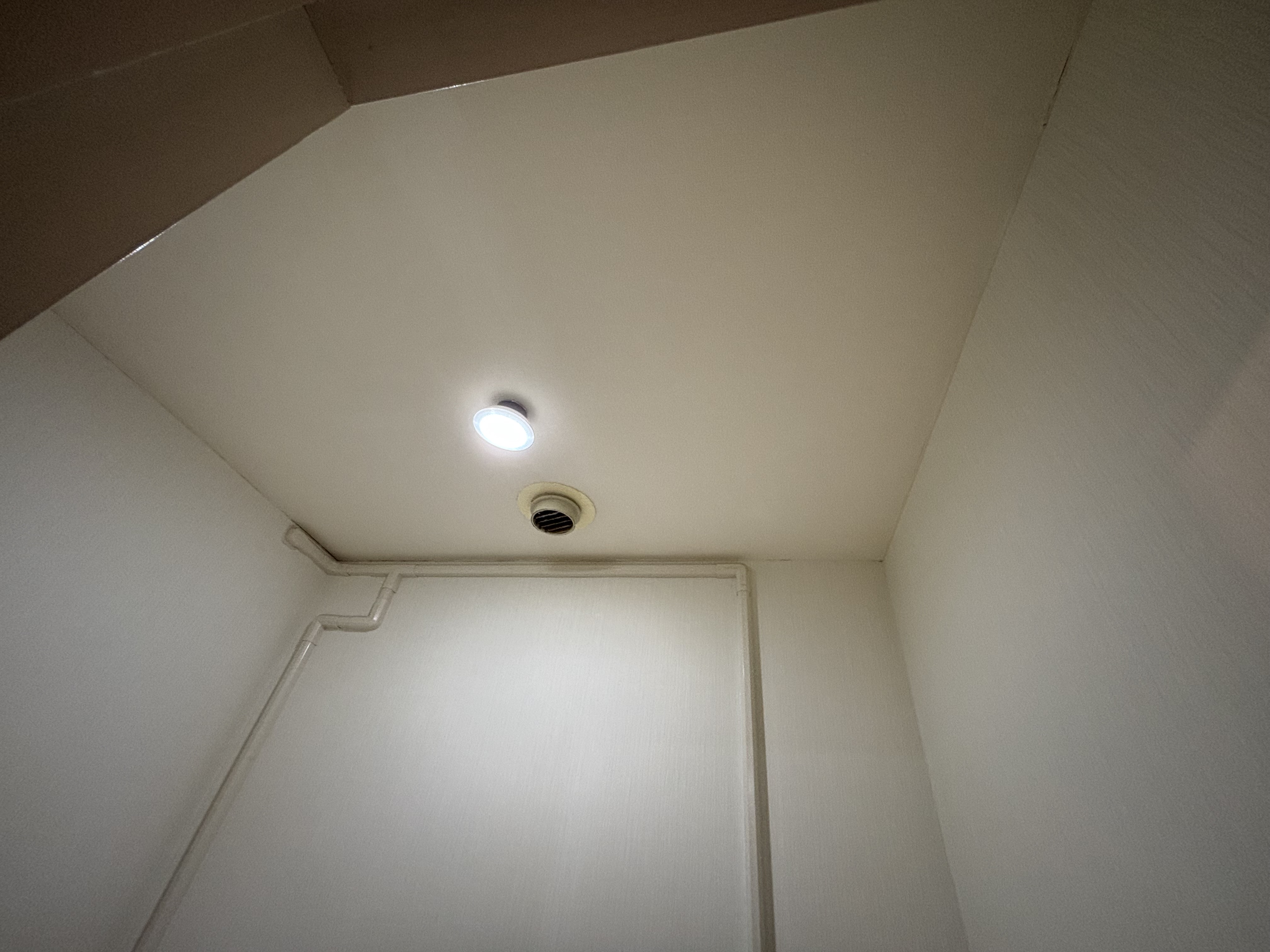 大分市I様邸トイレリフォーム　洋便器交換、内装パック、換気口交換工事前写真3