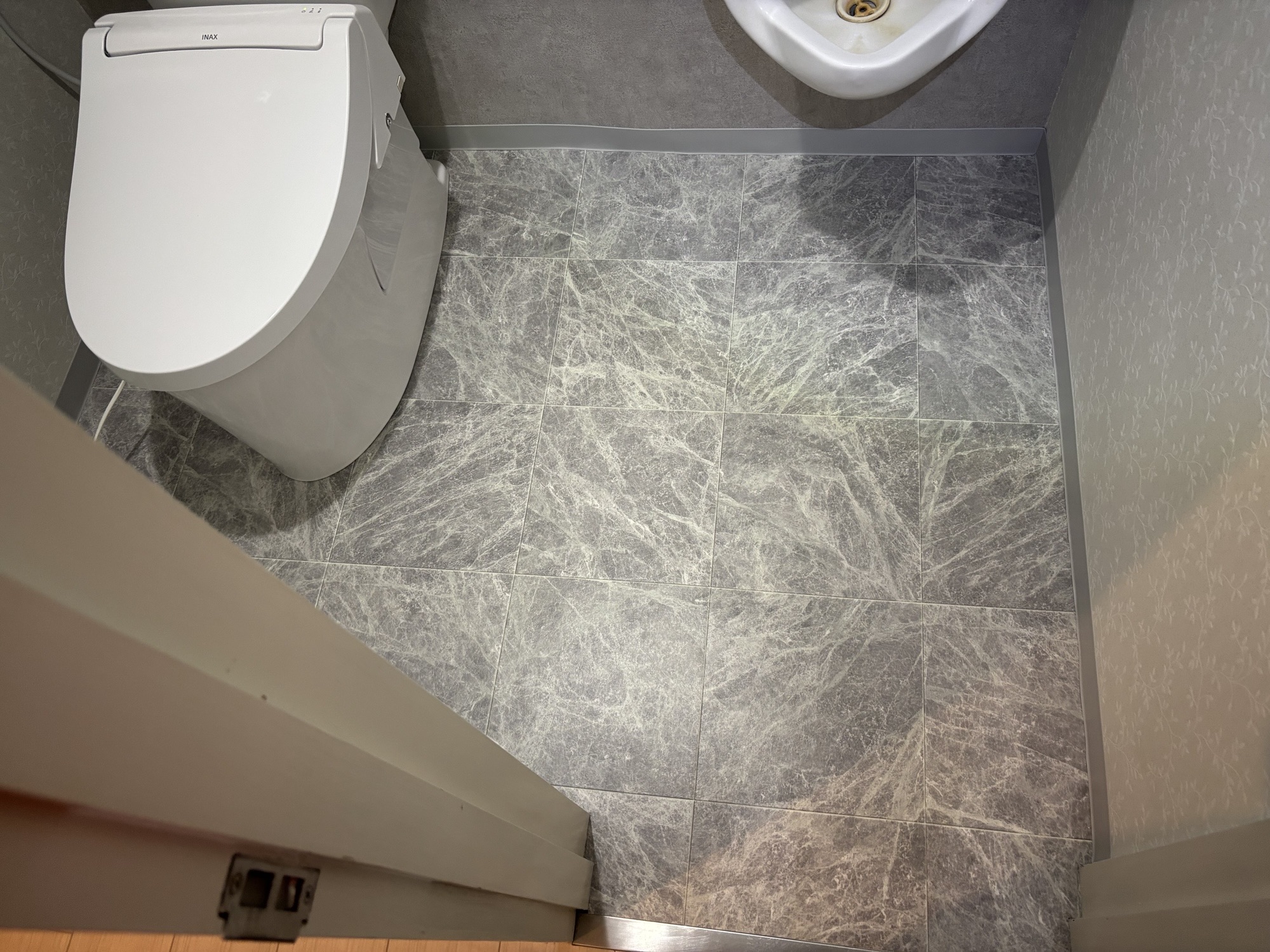 大分市I様邸トイレリフォーム　洋便器交換、内装パック、換気口交換工事後写真2